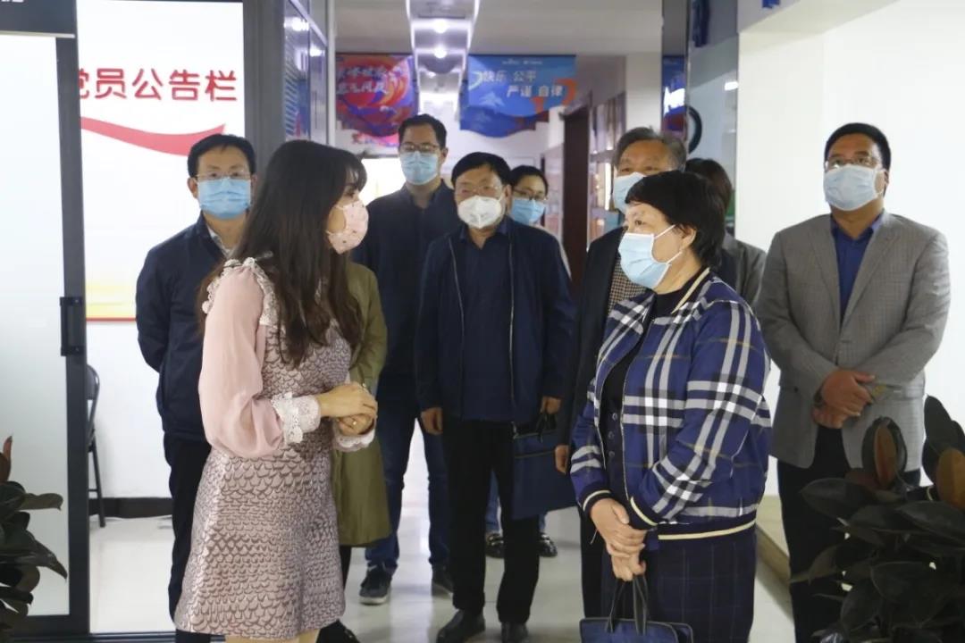 市人大財經(jīng)委員會副主任委員、市人大常委會財經(jīng)工委主任 衛(wèi)華平一行蒞臨洛陽青峰進行復(fù)工復(fù)產(chǎn)情況工作指導(dǎo)！