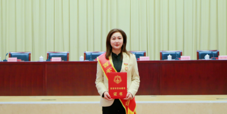 喜報(bào)！雄峰集團(tuán)黨支部書記、總經(jīng)理劉麗恒榮獲“西安市勞動模范”榮譽(yù)稱號